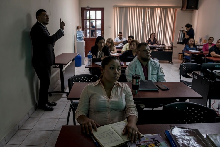 Empleados gubernamentales asistían a una clase sobre protección de víctimas como parte del Programa de Fortalecimiento de la Justicia financiado por Estados Unidos, en Sonsonate, El Salvador, el año pasado. (Meridith Kohut/The New York Times)