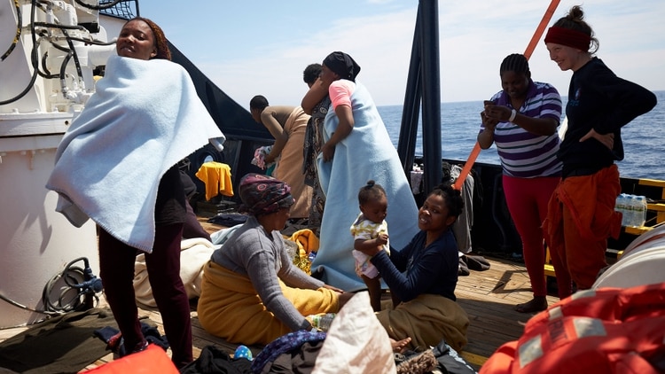 Entre los migrantes que se encuentran en una embarcación de una ONG alemana hay mujeres, niños y un recién nacido (AP)