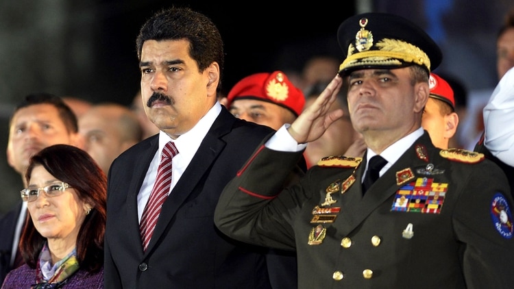 Vladimir Padrino y Nicolas Maduro. (AFP)