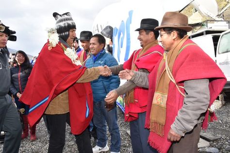 El presidente Morales saluda a comunarios que asistieron a la inauguración de la represa Pampalarama.