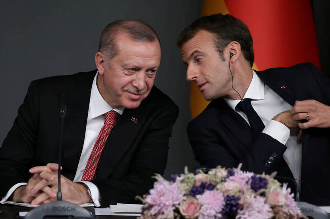 Macron charla con Erdogan durante una cumbre internacional. (Reuters)
