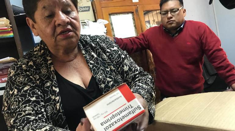 La directora de la Subunidad de Farmacias, Aleyda Camacho, muestra medicamentos incautados. | LOS TIEMPOS