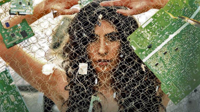 “Convivencia” es el nombre de la producción fotográfica de Buenas Vibras Bolivia, la cual fusiona desechos electrónicos y arte para mostrar el impacto social y ambiental que generan estos. | Archivo