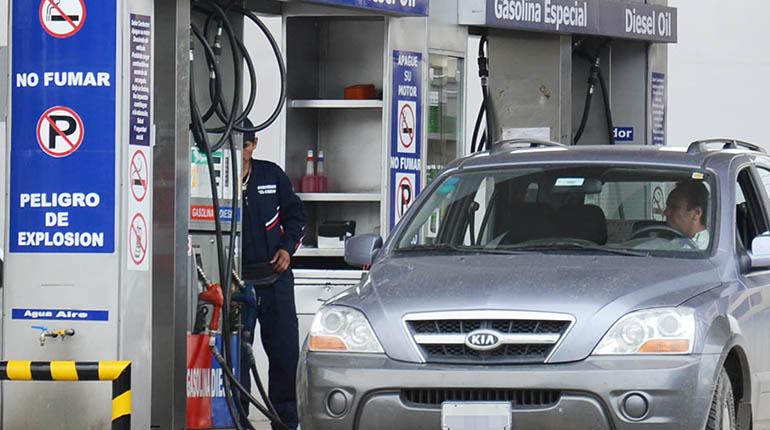 Compra de gasolina en un surtidor de Cochabamba. | Carlos López