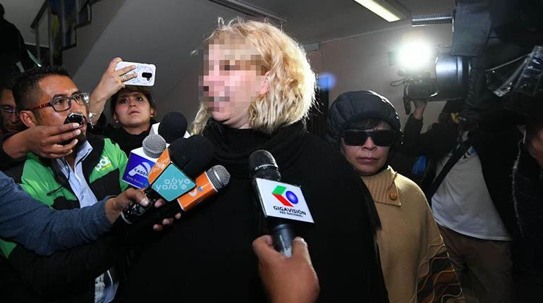 Las dos detenidas por el caso Uelicn ingresan a su audiencia de medidas cautelares, ayer. | APG