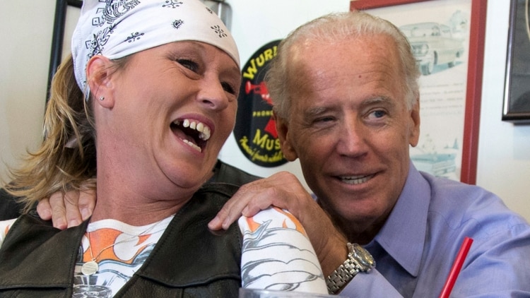 Joe Biden haciendo un masaje a una mujer. (AP)