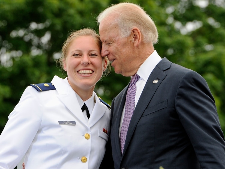 En esta fotografía de archivo del 22 de mayo de 2013, la oficial Erin Talbot, a la izquierda, posa para la fotografía con el vicepresidente Joe Biden durante la ceremonia de graduación de la Academia de la Guardia Costera de Estados Unidos en New London, Connecticut. (AP Foto/Jessica Hill)