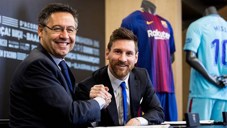 Bartomeu quiere que Messi se retire como futbolista profesional en el Barcelona (Reuters)