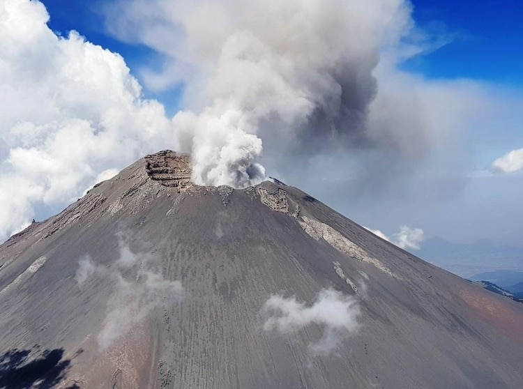 Fotografía del Popocatépetl tomada por el subdirector de riesgos volcánicos del Cenapred, Ramón Espinasa Pereña, en un sobrevuelo realizado junto con la Policía Federal el 7 de marzo del 2019