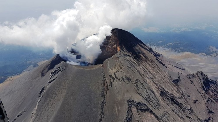 Fotografía del Popocatépetl tomada por el subdirector de riesgos volcánicos del Cenapred, Ramón Espinasa Pereña, en un sobrevuelo realizado junto con la Policía Federal el 28 de febrero del 2019
