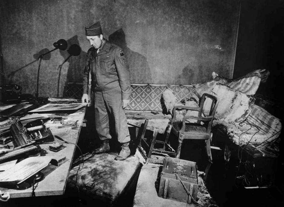 Un soldado inspecciona los restos del bÃºnker de Hitler. (Cordon Press)