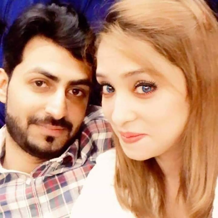 Asma Aziz junto a su marido, Mian Faisal.