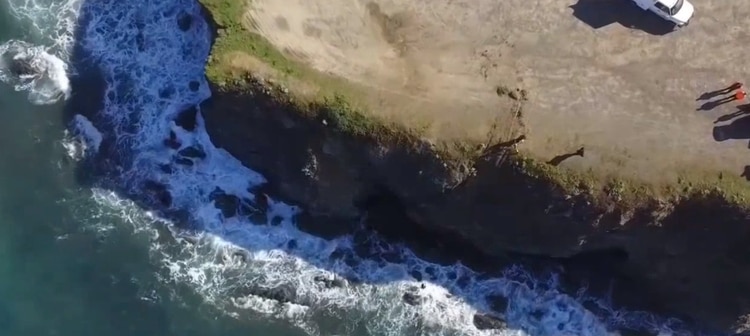 La camioneta fue encontrada aproximadamente 30 metros abajo en el acantilado, sólo Jennifer tenía puesto el cinturón de seguridad Foto: (SheriffMendocino)