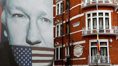Un cartel de un camión muestra el rostro del fundador de WikiLeaks, Julian Assange, afuera de la Embajada ecuatoriana en Londres, el 5 de abril de 2019.