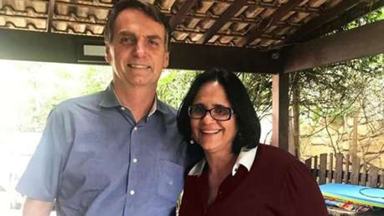 Jair Bolsonaro junto a Damares Alves, ministra de Mujer, Familia y Derechos Humanos