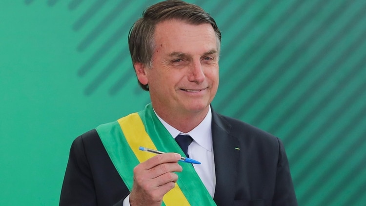 Bolsonaro muestra el bolígrafo con el que firmó la designación de sus ministros (AFP)