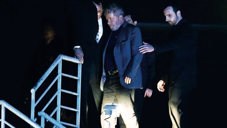 El ex presidente brasileño Lula da Silva llegó el pasado 7 de abril al cuartel general de la Policía Federal (AFP PHOTO / Heuler Andrey)