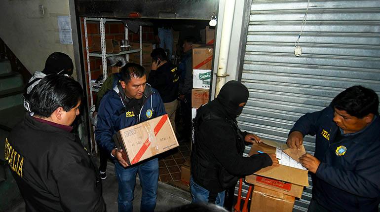 Los funcionarios policiales incautan las cajas con medicamentos falsificados, ayer. | APG