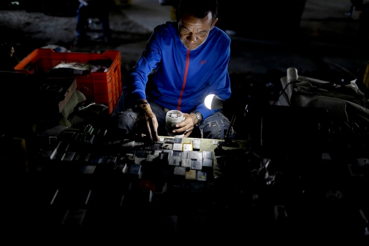 Una trabaja durante el apagón. (AP Photo/Natacha Pisarenko)