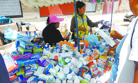 El cotizado Centrum, entre otros fármacos, en la feria Kantutra de Oruro. Foto: Jorge Quispe