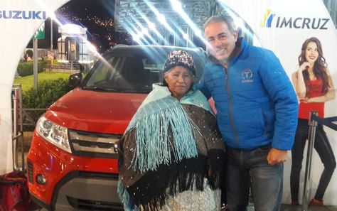 La pasajera 200 millones, la señora Eusebia Quispe, junto al gerente de Mi Teleférico, César Dockweiler.