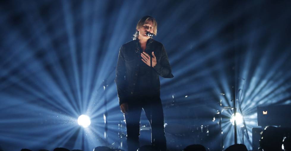Keith Urban canta 