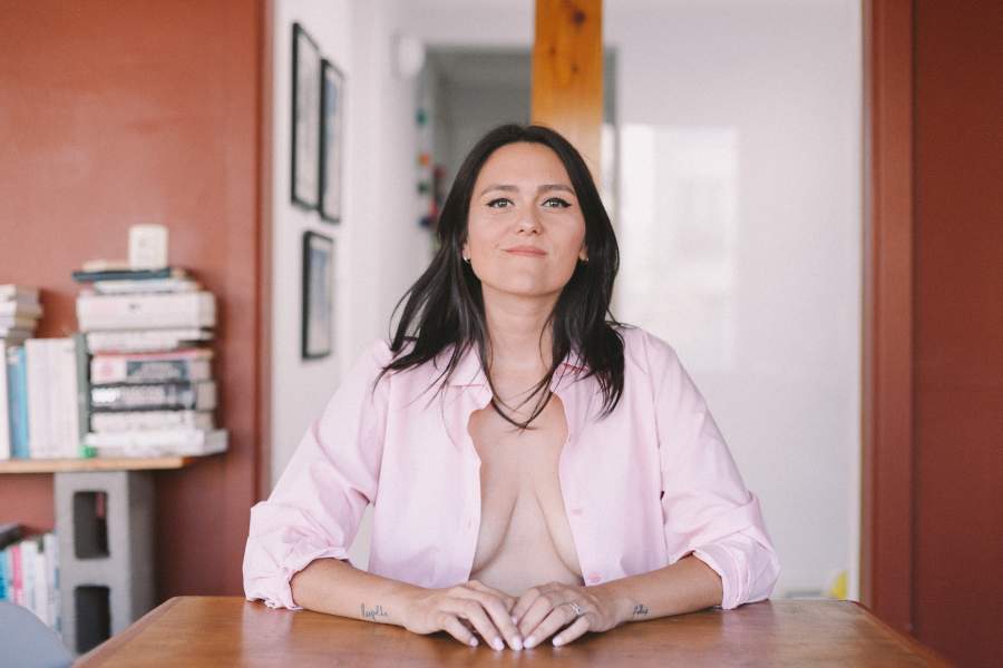 Eleonora Aldea: “Primero las pechugas fueron para el placer de los que me gustaban, después para alimentar a mis hijos y ahora que se me cayeron, por fin son mías. Y las amo así.”