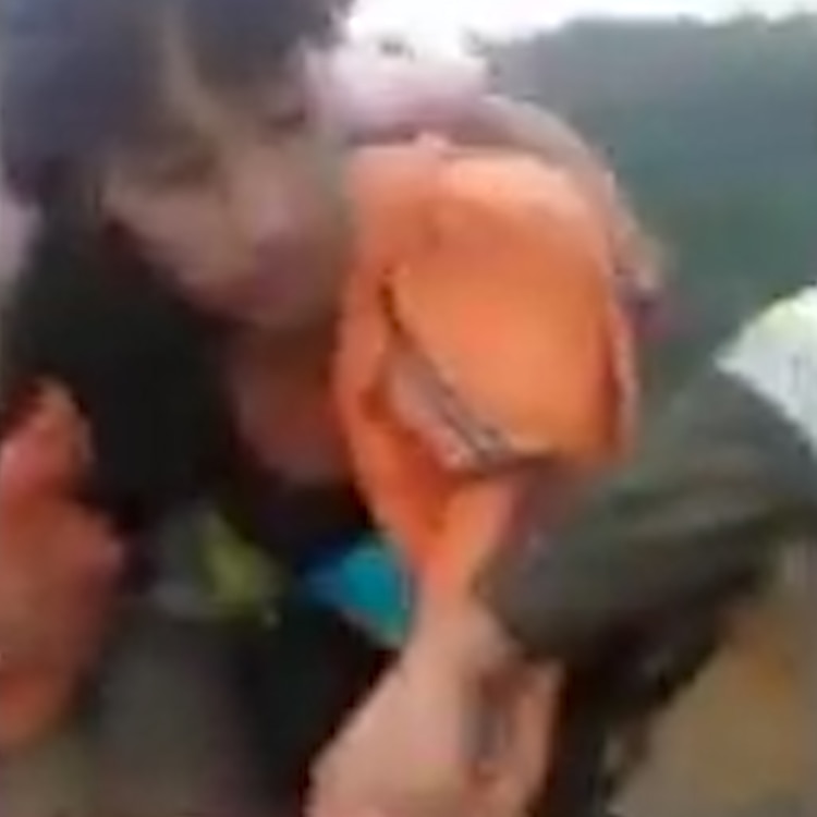 Cuando la mujer se iba a lanzar uno de los agentes pasó el muro del puente y la logró sujetar.