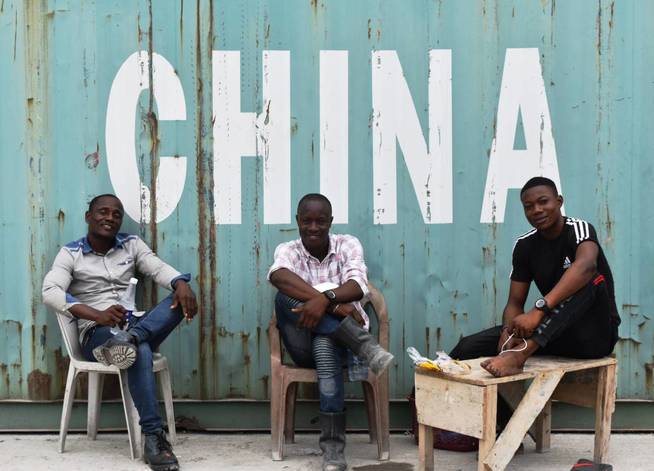 Tres nigerianos, en el puerto de la Zona de Libre Comercio de Lekki. (Michelle Delgado Van Demen)
