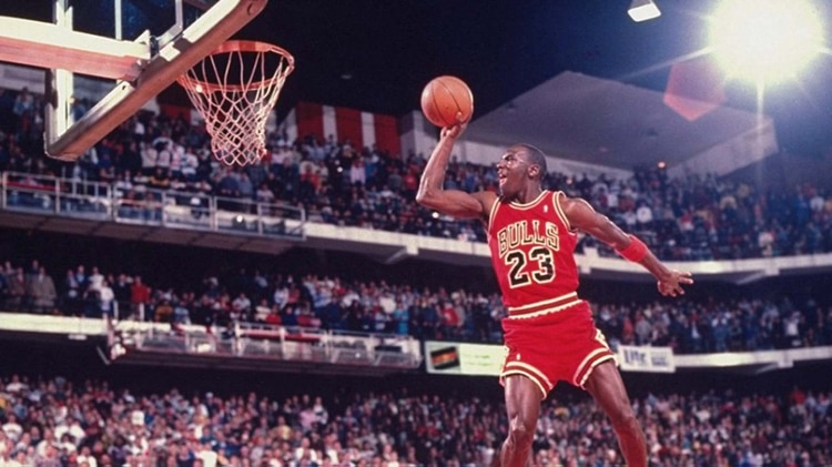Una foto icónica de Michael Jordan, volando en el aire en un torneo de volcadas (Reuters)