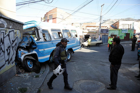 El microbús que se estrelló contra el inmueble, en la zona Villa San Antonio.