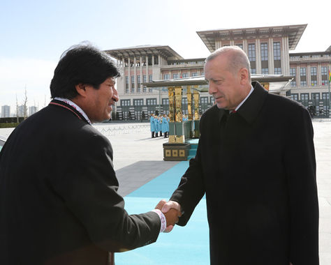 El presidente Morales saluda a su homólogo de Turquía, Erdoğan.