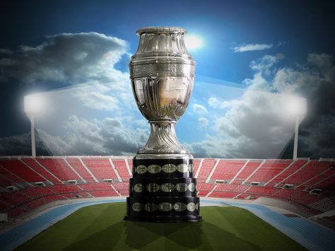 El trofeo de la Copa América, el torneo más antiguo del mundo. Foto: Archivo-La Razón