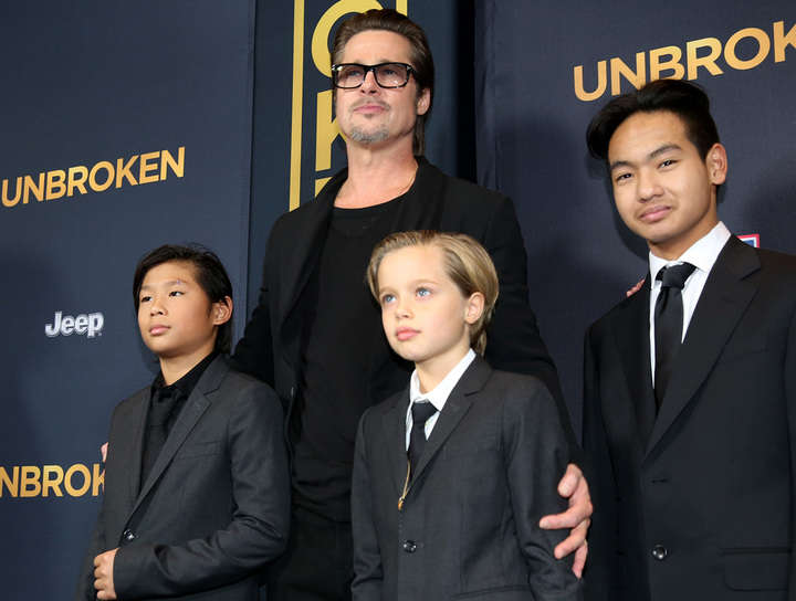 Pitt junto a sus hijos Pax, Shiloh y Maddox en 2014. (AP)
