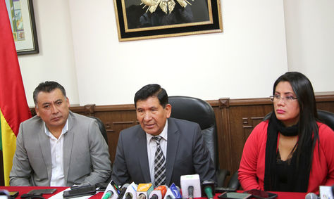 EL presidente del Consejo de la Magistratura, Gonzalo Alcón (centro), en rueda de prensa. Foto: Consejo de la Magistratura 