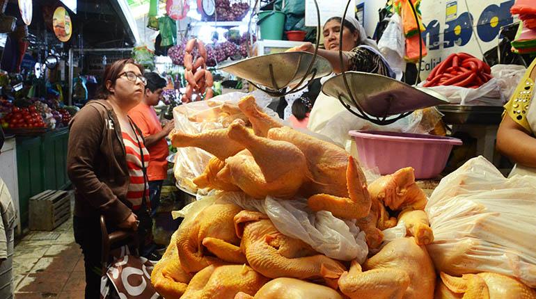 Oferta de pollo en un mercado cochabambino. | José Rocha