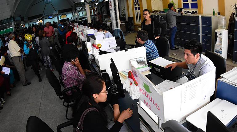 La atención en Recaudaciones de la Alcaldía. | Carlos López