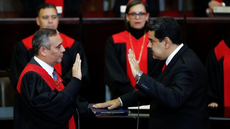 Nicolás Maduro juró su segundo mandato ante Maikel Moreno, presidente del Tribunal Supremo de Justicia (Reuters)