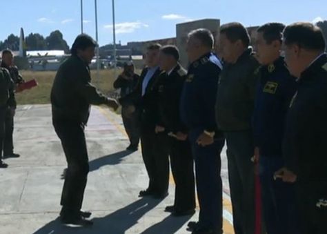 El presidente Evo Morales saluda al Alto Mando Militar en el hangar de El Alto.
