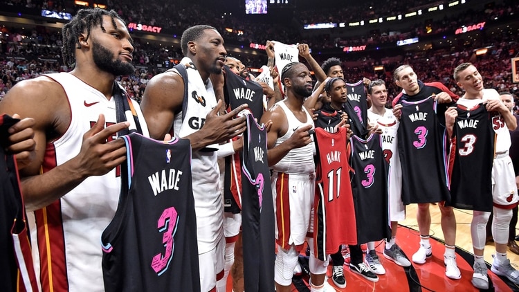 Dywane Wade posa junto a todos sus compañeros al término de su despedida en el American Airlines Arena (Reuters)