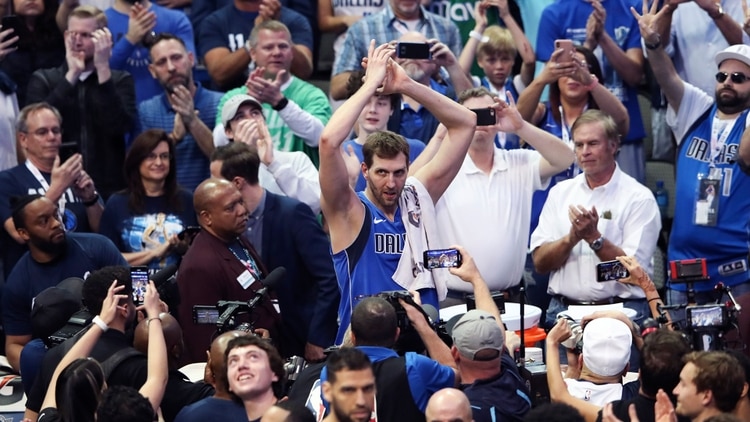 Dirk Nowitzki dijo adiós al balocensto con 40 años, tras 21 temporadas en Dallas Mavericks (Reuters)