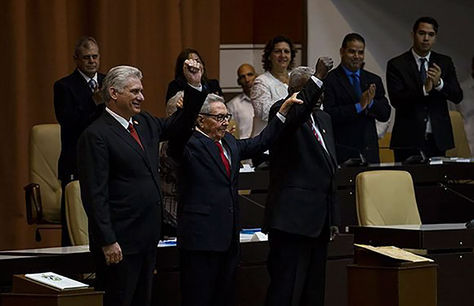 Imagen publicada por www.cubadebate.cu muestra a Raúl Castro (centro) que se toma de la mano de Miguel Díaz Canel (izq.) y Esteban Lazo durante la proclamación de la nueva constitución. Foto: AFP