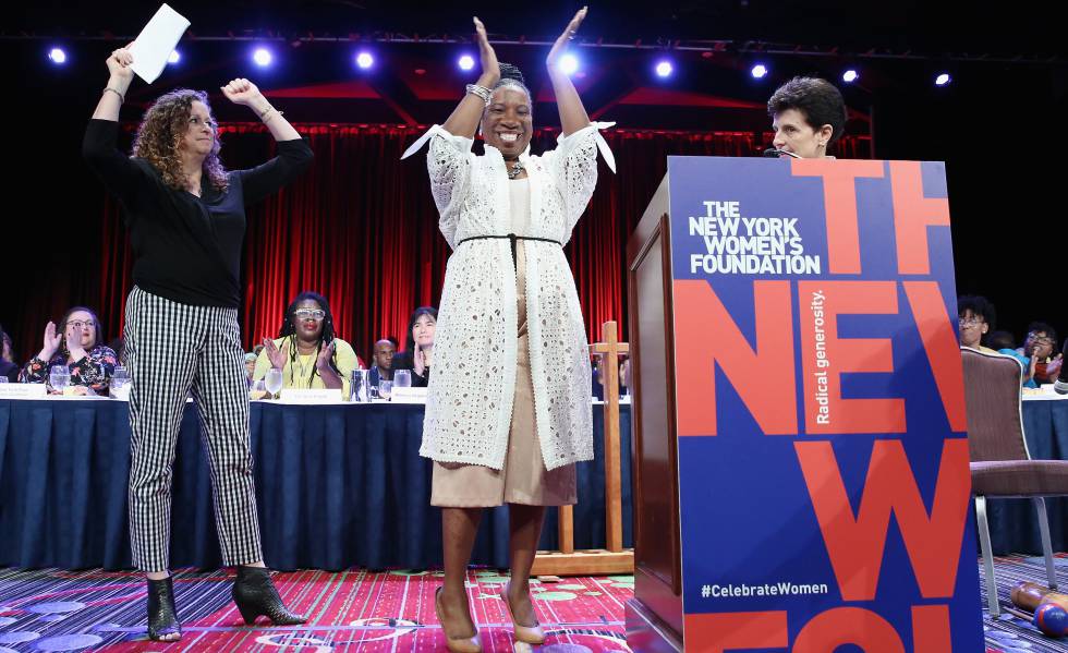 Abigail Disney (primera por la izquierda) durante un acto de la Women