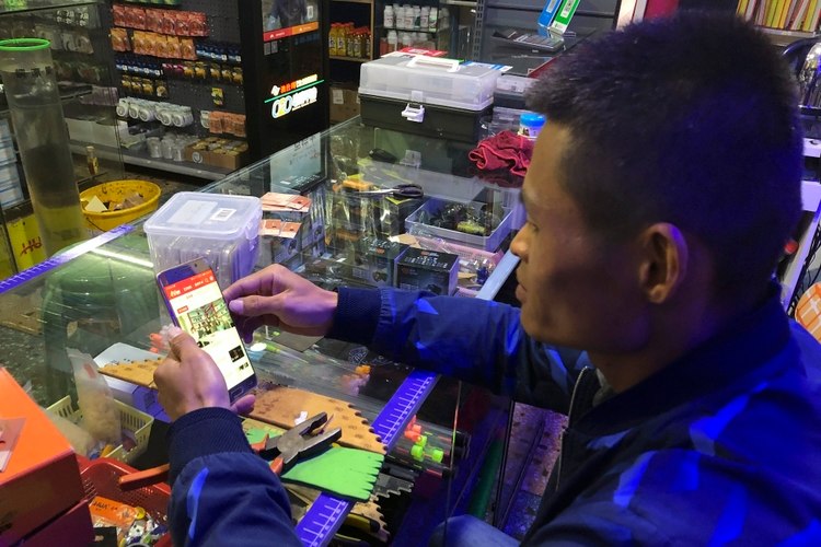 Jiang Shuiqiu, propietario de una tienda de pesca en la ciudad de Changsha en la provincia de Hunan, ha sido alabado en los medios informativos locales por su alto marcador en la aplicación. (Javier Hernandez/The New York Times)