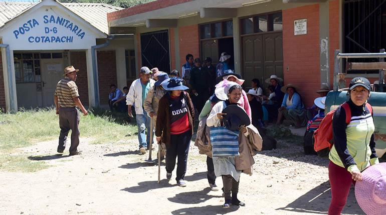 Los funcionarios municipales en el momento en que son liberados, ayer, luego de estar retenidos. | Daniel James