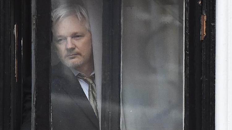 “Ecuador decidió soberanamente retirar el asilo diplomático a Julian Assange por violar reiteradamente convenciones internacionales y protocolo de convivencia”, informó el presidente Lenín Moreno (AFP)