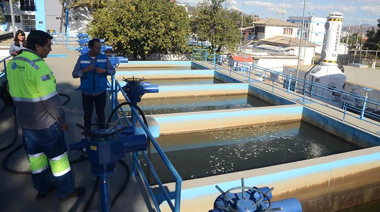 El gerente y el encargado de planta explican el proceso de potabilización, ayer. | Carlos López