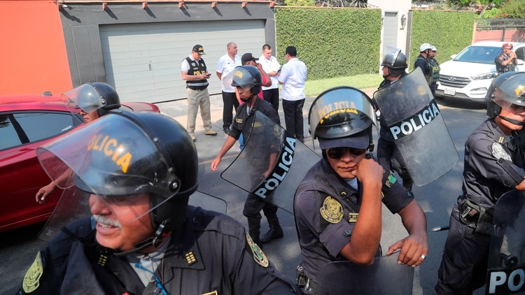 Pedro Pablo Kuczynzki siendo detenido (EFE)