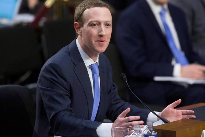 La Ãºnica vez que a Zuckerberg se le ha visto de traje: el dÃ­a del juicio por Cambridge Analytics. (EFE)