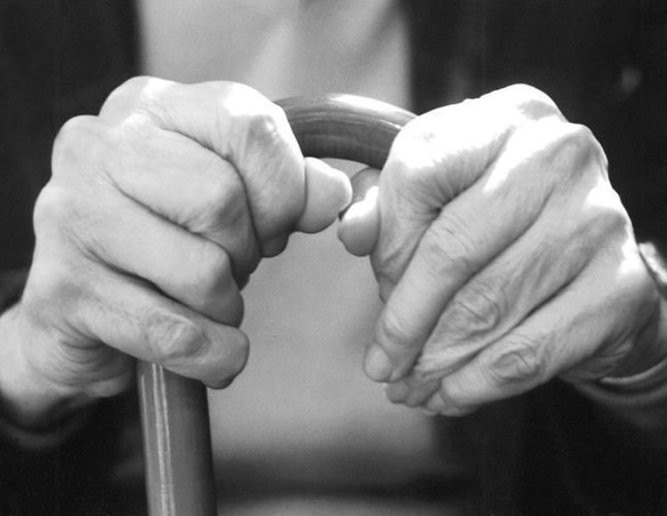 La sociedad se quedó estancada a la forma que se trata a las personas con Parkinson (Foto: Twitter/PsicologiaEsp)